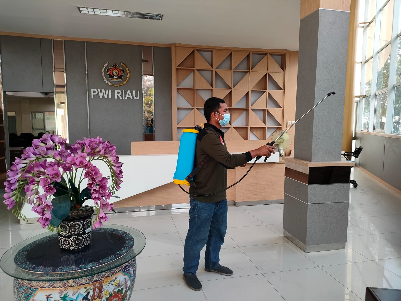 Jelang Donor Darah Panitia HPN Sterilkan Gedung PWI Riau, Anthony: Kita ...